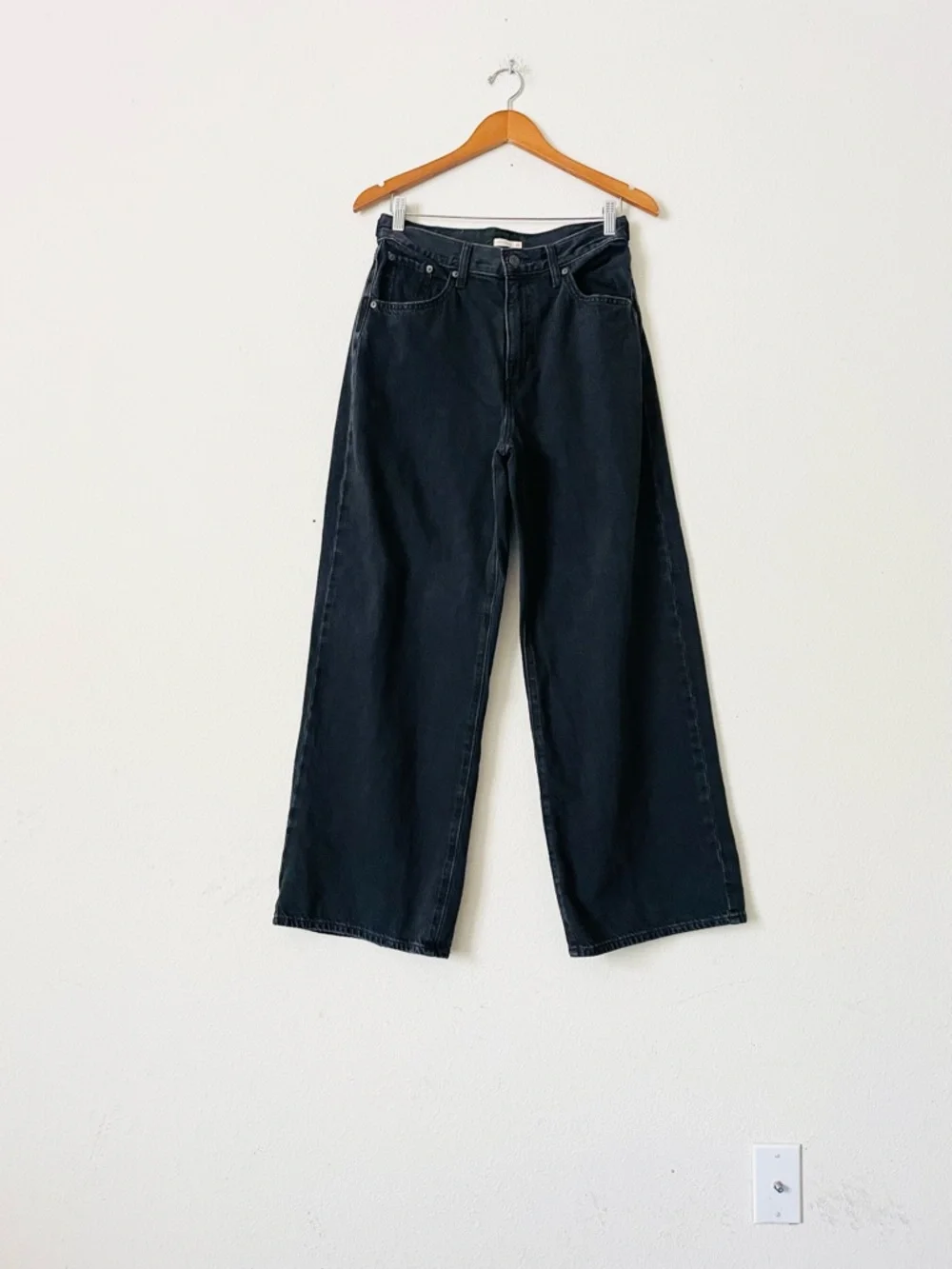 Levi’s SIZE 28 x 31 Cinch Baggy high rise wide leg jeans in washed black - Picture 2 of 8